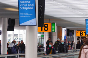 Λήψη μέτρων σε παγκόσμια βάση για παραλλαγή Όμικρον – Προβλήματα στις αερομεταφορές