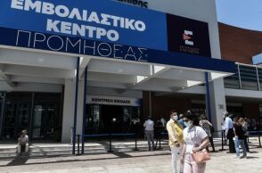 Στιγμιότυπο από εμβολιαστικό κέντρο