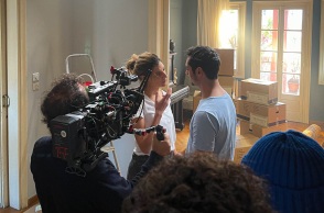 Άνδρας και γυναίκα περιστοιχισμένοι από κινηματογραφικό συνεργείο