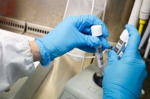 Υγεία-Ηλ. Μόσιαλος: Η παραλλαγή Όμικρον φαίνεται να προκαλεί ήπια ασθένεια, σύμφωνα με τα έως τώρα στοιχεία από τη Νότια Αφρική	