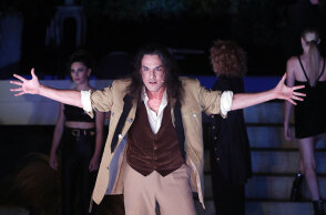 Ο Αιμιλιανός Σταματάκης είναι ο αντικαταστάτης του Άρη Σερβετάλη στην παράσταση «Ρινόκερος»