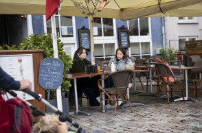 Κοπέλες σε εστιατόριο στην Κοπεγχάγη - Η μετάλλαξη Όμικρον ανιχνεύτηκε στη Δανία