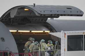 Μεταφορά ασθενή με κορωνοϊό με ειδικά διαμορφωμένο αεροπλάνο από νοσοκομείο στη Γερμανία