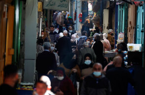 Πολίτες σε αγορά στην παλιά πόλη της Ιερουσαλήμ - Συναγερμός στο Ισραήλ για τη μετάλλαξη Όμικρον