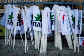 Σημαίες του Κινήματος Αλλαγής και του ΠΑΣΟΚ