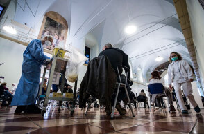 Εμβολιασμός για τον κορωνοϊό σε νοσοκομείο στη Ρώμη - Η μετάλλαξη Όμικρον ανιχνεύτηκε και στην Ιταλία