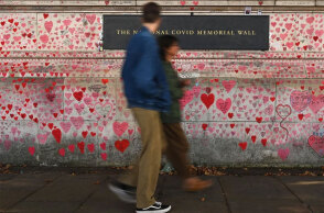 Μνημείο για τους νεκρούς από κορωνοϊό στη Βρετανία - Η μετάλλαξη Όμικρον έφθασε στην Ευρώπη