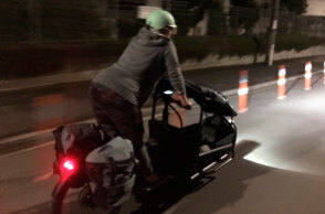 Στη Νέα Ζηλανδία η έγκυος βουλευτής Τζούλι Αν Τζέντερ πήγε με ποδήλατο στο μαιευτήριο για να γεννήσει