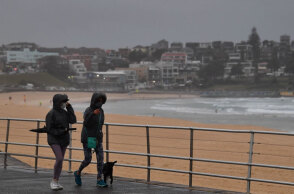 Κοπέλες με μάσκα για τον κορωνοϊό στο Σίδνεϊ - Κρούσματα από τη μετάλλαξη Όμικρον εντοπίστηκαν στην Αυστραλία
