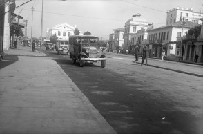 Λεωφορεία στην οδό Δημητριάδος, περίοδος Μεσοπολέμου, Βόλος (αρχείο Ζημέρη, ΔΗ.Κ.Ι) 