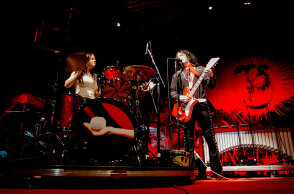 Στιγμιότυπο από τη συναυλία των White Stripes στην Αθήνα, τον Ιούλιο του 2005