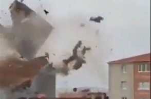 Ανεμοστρόβιλος στην Κωνσταντινούπολη διαλύει στέγη σε κτίριο