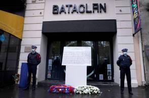 Φόρος τιμής στα θύματα της επίθεσης στο μουσικό κέντρο Μπατακλάν 