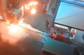 Βίντεο από την επίθεση κουκουλοφόρων στο αστυνομικό τμήμα Ακρόπολης