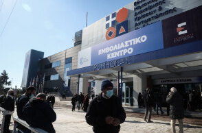 Κορωνοϊός: Πολίτες έξω από το mega εμβολιαστικό κέντρο «Προμηθέας» στο Μαρούσι