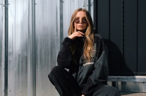 Ένα κορίτσι ποζάρει