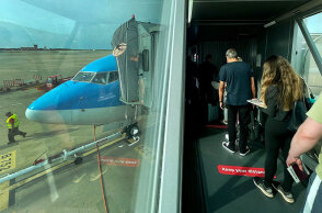 Ταξιδιώτες σε αεροδρόμιο στη νήσο Μινόρκα - Η μετάλλαξη Όμικρον ανιχνεύτηκε στην Ισπανία