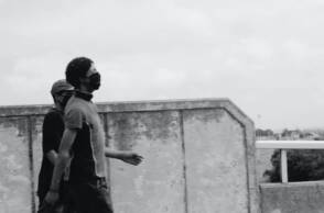 Δύο άντρες με μάσκα κατά του κορωνοιού στην Αφρική