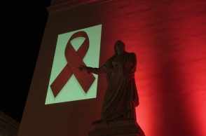 Παγκόσμια Ημέρα Κατά του AIDS - Φωταγώγηση του Πανεπιστημίου Αθηνών
