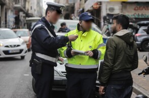 Κύκλωμα παράνομων ελληνοποιήσεων: Αξιωματικός της ΕΛ.ΑΣ. έκρυβε 320.000€