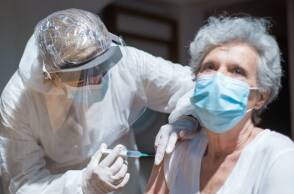 Εμβολιασμός ηλικιωμένης κατά της Covid-19