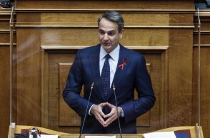 Ο Πρωθυπουργός Κυριάκος Μητσοτάκης μιλά αυτή την ώρα στη Βουλή και θα αναφερθεί στο ζήτημα του υποχρεωτικού εμβολιασμού για τους πολίτες 60 ετών και άνω.