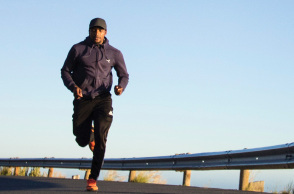 Άντρας με αθλητικά ρούχα, τρέχει στον δρόμο