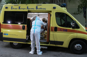 Ασθενής με κορωνοϊό μεταφέρεται με ασθενοφόρο του ΕΚΑΒ σε νοσοκομείο