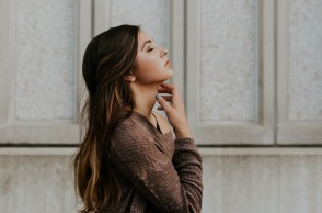 Ένα κορίτσι.