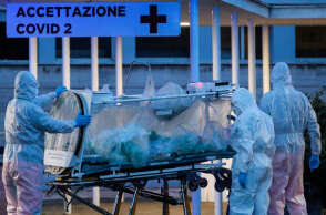 Στην Ιταλία ασθενής με κορωνοϊό μεταφέρεται σε νοσοκομείο Covid-19 στη Ρώμη