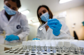 Η μετάλλαξη Όμικρον είναι πιθανό να εκτοπίσει τη μετάλλαξη Δέλτα, σύμφωνα με το ECDC