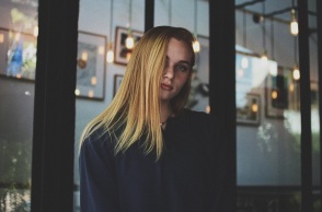 Ένα κορίτσι κοιτάζει την κάμερα.