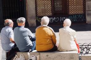 Ηλικιωμένοι κάθονται σε παγκάκι και συζητούν