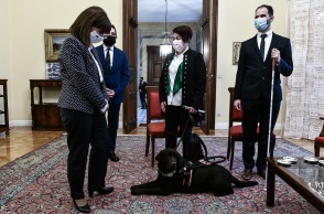 Η Κατερίνα Σακελλαροπούλου συναντήθηκε με άτομα με οπτική αναπηρία