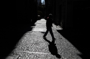 Κόσμος περπατά στο κέντρο της Αθήνας