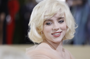 Η Billie Eilish έγινε καστανή 