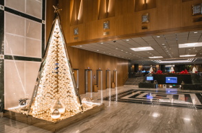 Ο Όμιλος Ξενοδοχείων Divani διοργανώνει δύο μεγάλα Gala την Παραμονή Χριστουγέννων και Πρωτοχρονιάς, προσφέροντας μία σειρά από ελκυστικά πακέτα