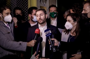Εκλογές ΚΙΝΑΛ - Νίκος Ανδρουλάκης: Ο νικητής της πρώτης Κυριακής ευχαριστεί τον κόσμο και τους συνυποψηφίους του και δηλώνει ότι «το ΠΑΣΟΚ απόψε επιστρέφει».