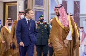 Ο Γάλλος πρόεδρος Εμανουέλ Μακρόν με τον Πρίγκιπα διάδοχο και Υπουργό Άμυνας της Σαουδικής Αραβίας Mohammad bin Salman al-Saud