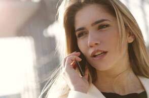 Γυναίκα μιλάει στο τηλέφωνο