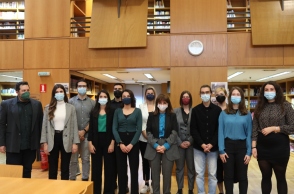 Η Κ. Σακελλαροπούλου σε μια αναμνηστική φωτογραφία με τους φοιτητές στο ΑΠΘ