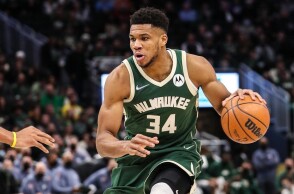 Αντετοκούνμπο: Νίκη των Μπακς με συρτάκι και τούρτα για τα γενέθλια του