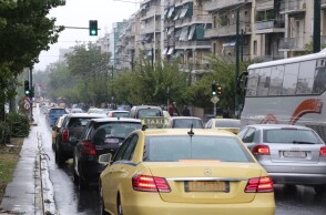 Τεράστια κίνηση στους δρόμους της Αθήνας λόγω κακοκαιρίας