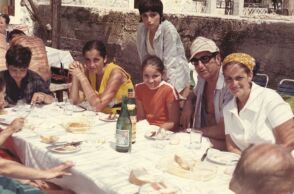 Οικογενειακές διακοπές στη Γιουγκοσλαβία. Κανένας δεν έμεινε ευχαριστημένος με το φαγητό αλλά κατάφεραν να περάσουν καλά.