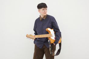 Η τραγουδίστρια Amalia με την ηλεκτρική της κιθάρα