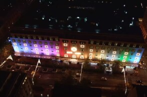 Το κτίριο του εμπορικού κέντρου City Link φωταγωγημένο εορταστικά για τα Χριστούγεννα