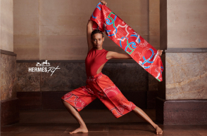Γιόγκα με αξεσουάρ του Οίκου Hermes 