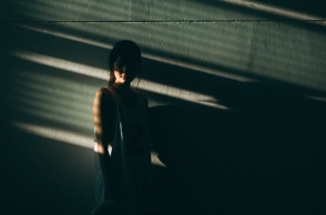 Ένα κορίτσι κοιτάει μακριά από την κάμερα.