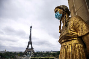 Άγαλμα με μάσκα για τον κορωνοϊό με φόντο τον Πύργο του Άιφελ στο Παρίσι