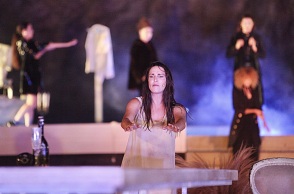 H Μαίρη Μηνά εξηγεί γιατί αποχώρησε από την παράσταση του Βασίλη Μπισμπίκη